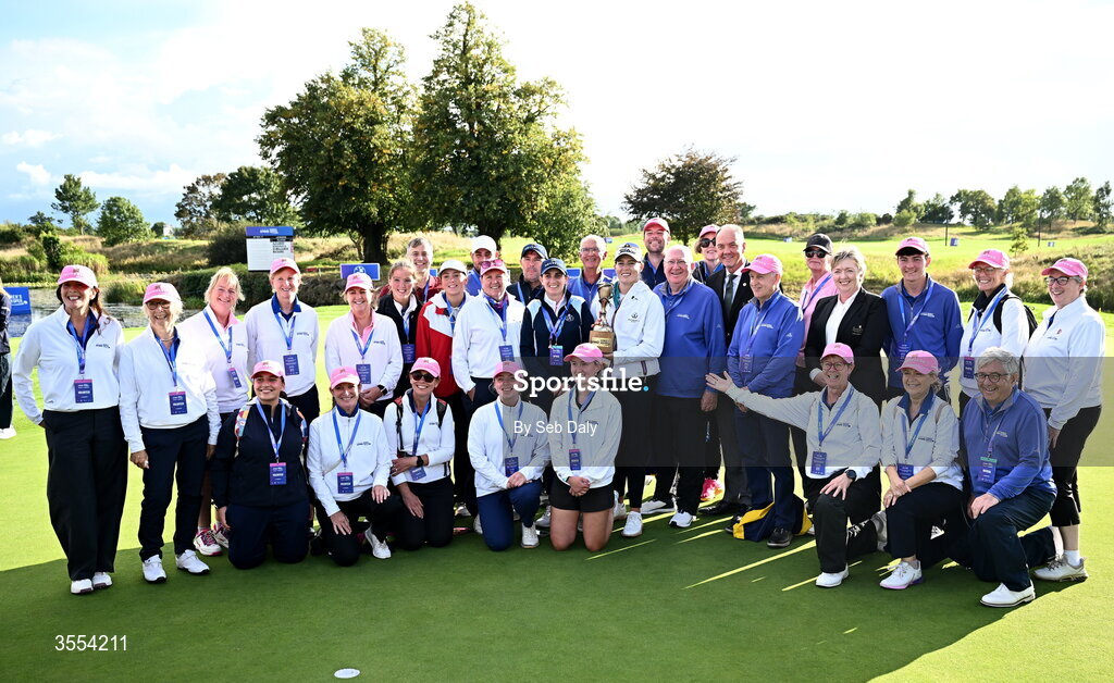 30 August 2026; Casandra Alexander of South Africa poses for a picture with the trophy and volunteers after winning the 2026 KPMG Women’s Irish Open Golf Championship at The K Club in Straffan, Kildare. Photo by Seb Daly/Sportsfile