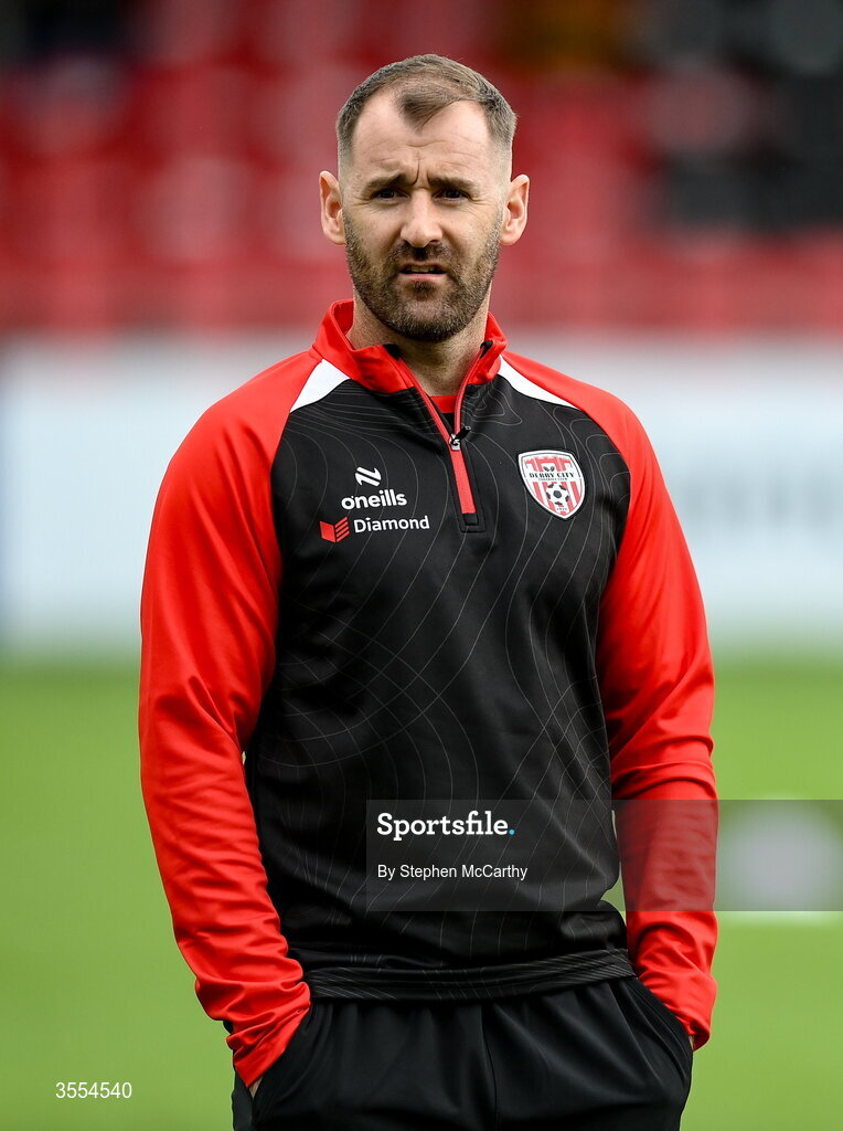 30 August 2026; Derry City coach Niall McGinn before the SSE Airtricity Men’s Premier Division match between Derry City and Shamrock Rovers at The Ryan McBride Brandywell Stadium in Derry. Photo by Stephen McCarthy/Sportsfile