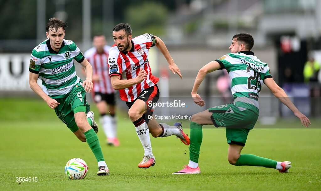 30 August 2026; Michael Duffy of Derry City in action against Matt Healy, left, and John O'Sullivan of Shamrock Rovers during the SSE Airtricity Men’s Premier Division match between Derry City and Shamrock Rovers at The Ryan McBride Brandywell Stadium in Derry. Photo by Stephen McCarthy/Sportsfile