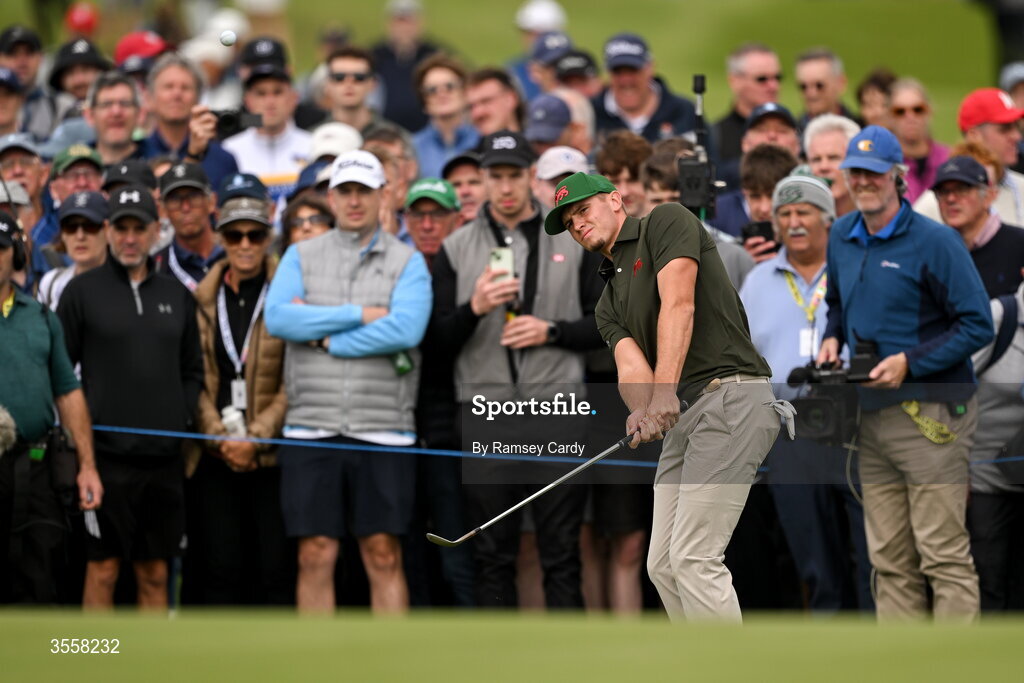 5 September 2026; Tyler Weaver of Great Britain and Ireland chips onto the 18th green during the foursomes matches on day one of the 51st Walker Cup at Lahinch Golf Club in Lahinch, Clare. Photo by Ramsey Cardy/Sportsfile