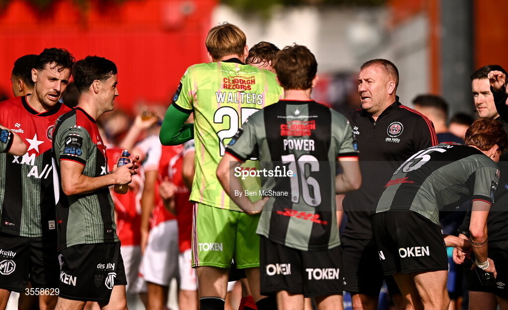 5 September 2026; Bohemians manager Alan Reynolds speaks to his players during a stoppage during the Club Orange Men’s FAI Cup quarter-final match between St Patrick's Athletic and Bohemians at Richmond Park in Dublin. Photo by Ben McShane/Sportsfile