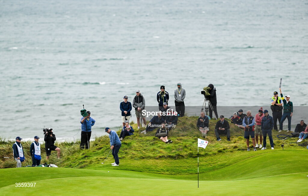 6 September 2026; Eliot Baker of Great Britain and Ireland chips onto the sixth green during the morning foursomes on day two of the 51st Walker Cup at Lahinch Golf Club in Lahinch, Clare. Photo by Ramsey Cardy/Sportsfile