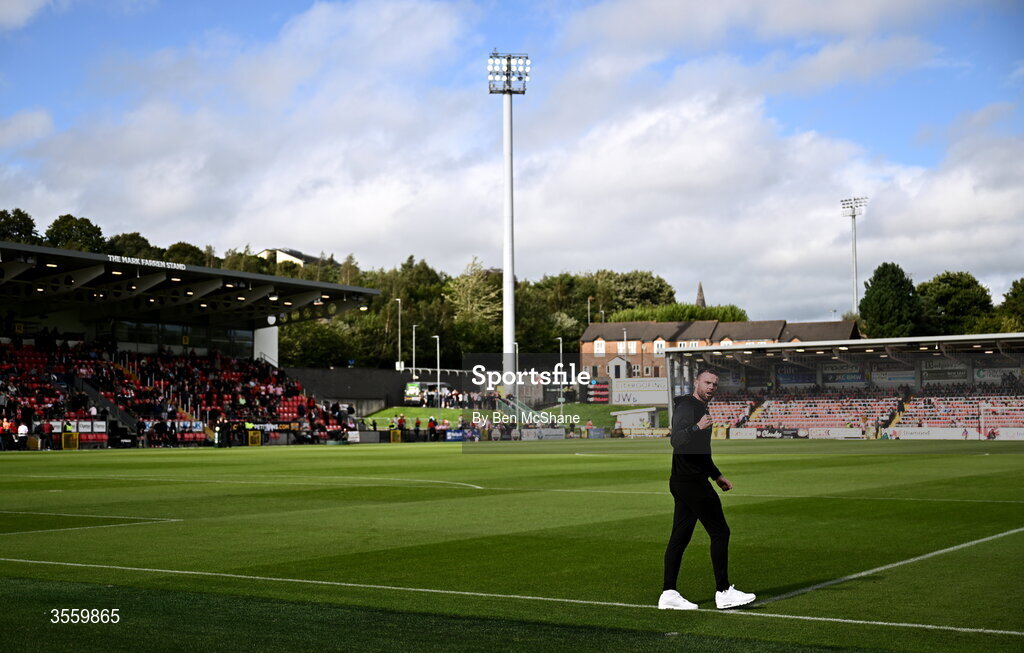 6 September 2026; Dundalk manager Ciaran Kilduff applauds toward the travelling supporters before the Club Orange Men’s FAI Cup quarter-final match between Derry City and Dundalk at The Ryan McBride Brandywell Stadium in Derry. Photo by Ben McShane/Sportsfile