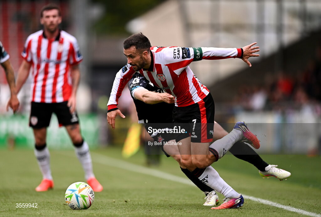 6 September 2026; Michael Duffy of Derry City in action against Bobby Burns of Dundalk during the Club Orange Men’s FAI Cup quarter-final match between Derry City and Dundalk at The Ryan McBride Brandywell Stadium in Derry. Photo by Ben McShane/Sportsfile
