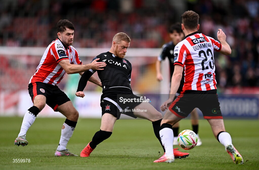 6 September 2026; Daryl Horgan of Dundalk in action against Adam O'Reilly, left, and Cameron Dummigan of Derry City during the Club Orange Men’s FAI Cup quarter-final match between Derry City and Dundalk at The Ryan McBride Brandywell Stadium in Derry. Photo by Ben McShane/Sportsfile