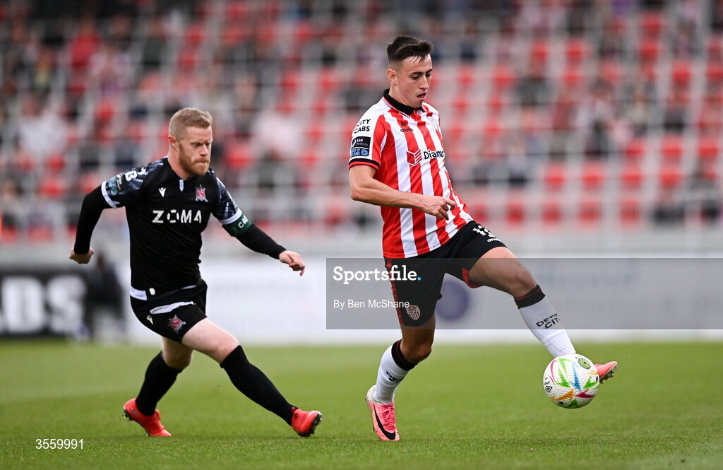 6 September 2026; Darragh Burns of Derry City in action against Daryl Horgan of Dundalk during the Club Orange Men’s FAI Cup quarter-final match between Derry City and Dundalk at The Ryan McBride Brandywell Stadium in Derry. Photo by Ben McShane/Sportsfile