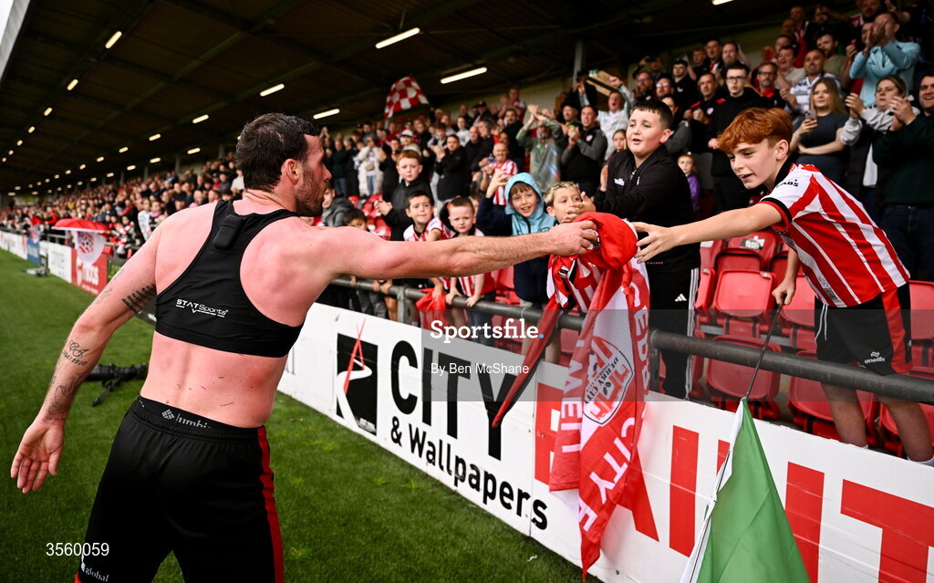 6 September 2026; Patrick McClean of Derry City gives his jersey to a young Derry City supporter after the Club Orange Men’s FAI Cup quarter-final match between Derry City and Dundalk at The Ryan McBride Brandywell Stadium in Derry. Photo by Ben McShane/Sportsfile
