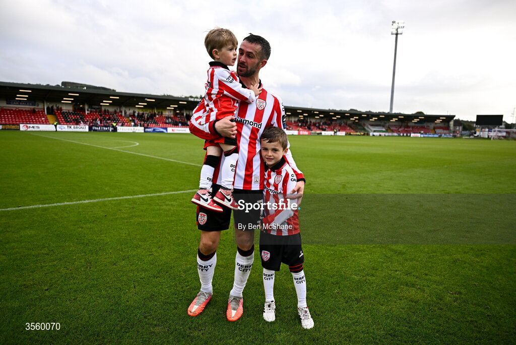 6 September 2026; Michael Duffy of Derry City celebrates with his sons Eli and Georgie after the Club Orange Men’s FAI Cup quarter-final match between Derry City and Dundalk at The Ryan McBride Brandywell Stadium in Derry. Photo by Ben McShane/Sportsfile