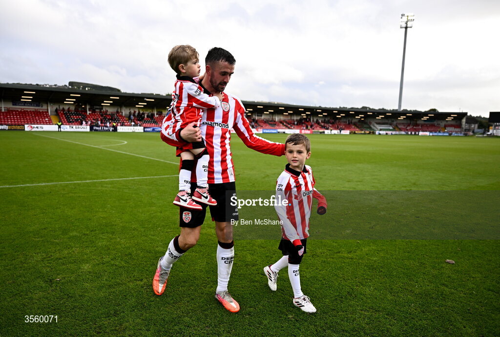 6 September 2026; Michael Duffy of Derry City celebrates with his sons Eli and Georgie after the Club Orange Men’s FAI Cup quarter-final match between Derry City and Dundalk at The Ryan McBride Brandywell Stadium in Derry. Photo by Ben McShane/Sportsfile