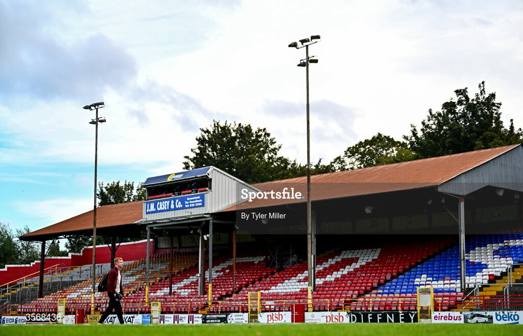 14 September 2026; Shane Farrell of Drogheda United arrives before the SSE Airtricity Men’s Premier Division match between Shelbourne and Drogheda United at Tolka Park in Dublin. Photo by Tyler Miller/Sportsfile