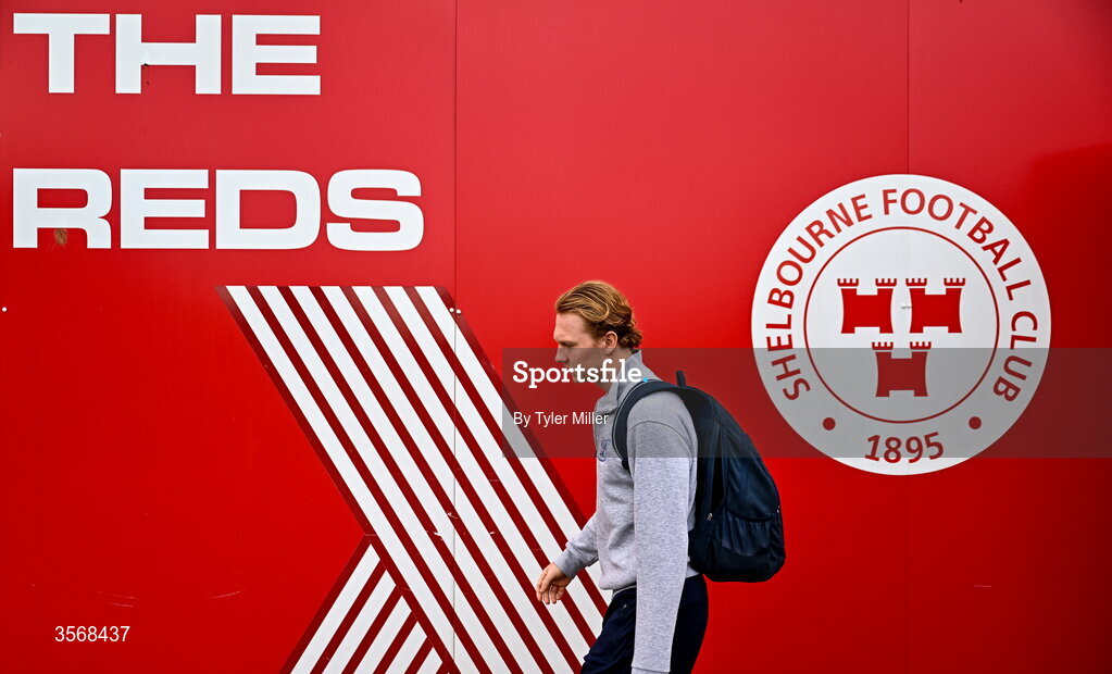 14 September 2026; Jack Henry-Francis of Shelbourne arrives before the SSE Airtricity Men’s Premier Division match between Shelbourne and Drogheda United at Tolka Park in Dublin. Photo by Tyler Miller/Sportsfile