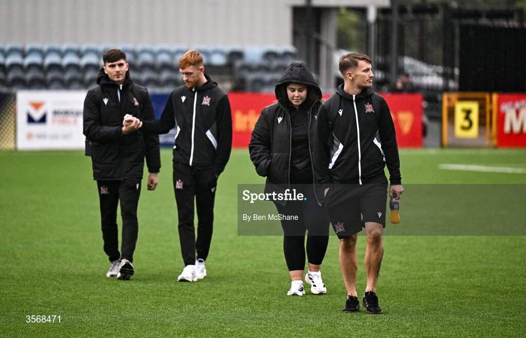 14 September 2026; Dundalk physiotherapist Laura Daly with players, from left, goalkeeper Sammy Safaei, goalkeeper Enda Minogue and John Ross Wilson before the SSE Airtricity Men’s Premier Division match between Dundalk and St Patrick's Athletic at Oriel Park in Dundalk, Louth. Photo by Ben McShane/Sportsfile
