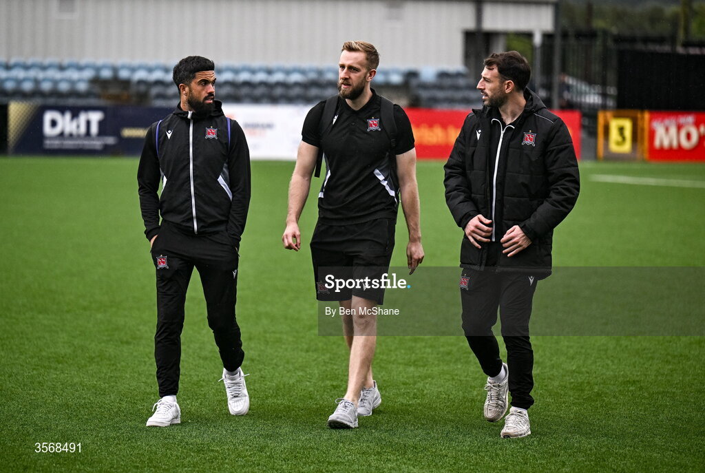 14 September 2026; Dundalk players, from left, Declan McDaid, goalkeeper Conor Kearns, Conor O'Keeffe before the SSE Airtricity Men’s Premier Division match between Dundalk and St Patrick's Athletic at Oriel Park in Dundalk, Louth. Photo by Ben McShane/Sportsfile