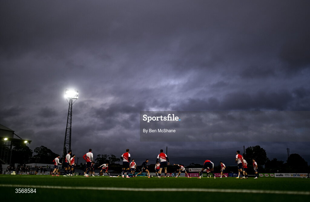 14 September 2026; St Patrick's Athletic players warm-up before the SSE Airtricity Men’s Premier Division match between Dundalk and St Patrick's Athletic at Oriel Park in Dundalk, Louth. Photo by Ben McShane/Sportsfile