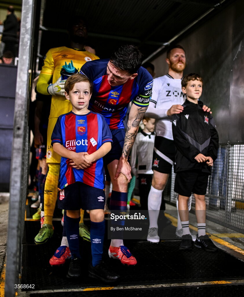 14 September 2026; St Patrick's Athletic captain Joe Redmond with St Patrick's Athletic mascot Bobbie Gartland, son of St Patrick's Athletic assistant coach Brian Gartland, before the SSE Airtricity Men’s Premier Division match between Dundalk and St Patrick's Athletic at Oriel Park in Dundalk, Louth. Photo by Ben McShane/Sportsfile