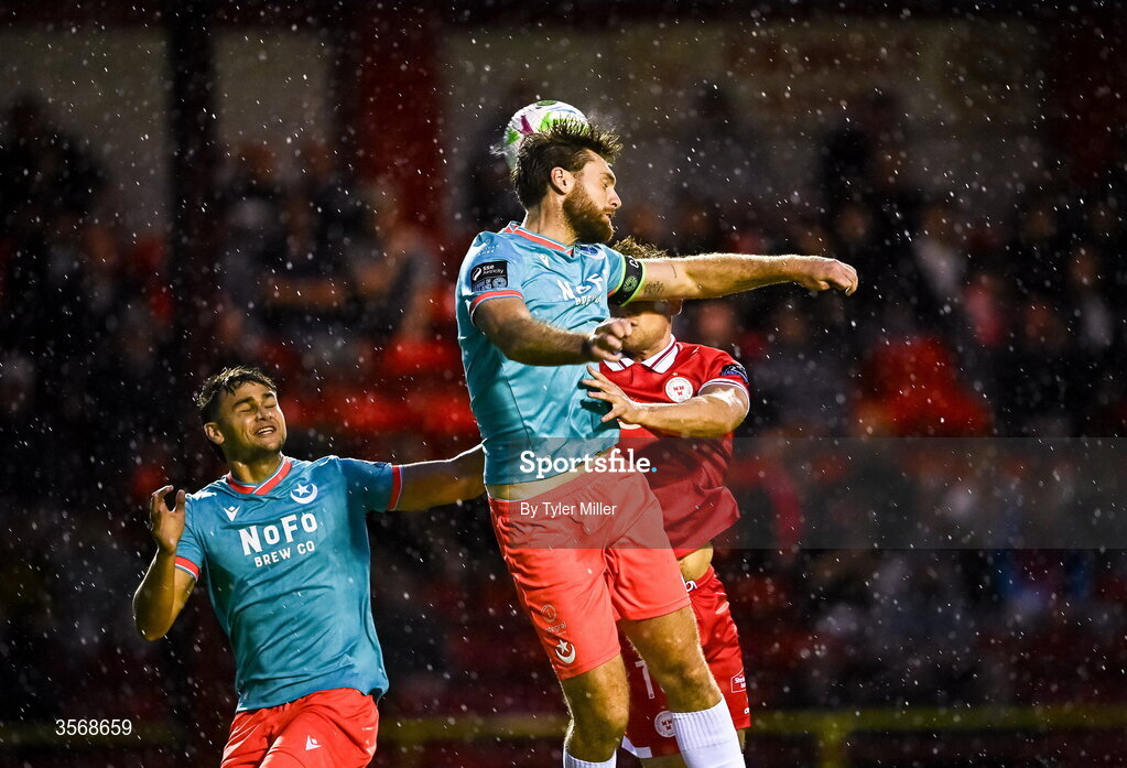 14 September 2026; Conor Keeley of Drogheda United in action against Odhrán Casey of Shelbourne during the SSE Airtricity Men’s Premier Division match between Shelbourne and Drogheda United at Tolka Park in Dublin. Photo by Tyler Miller/Sportsfile
