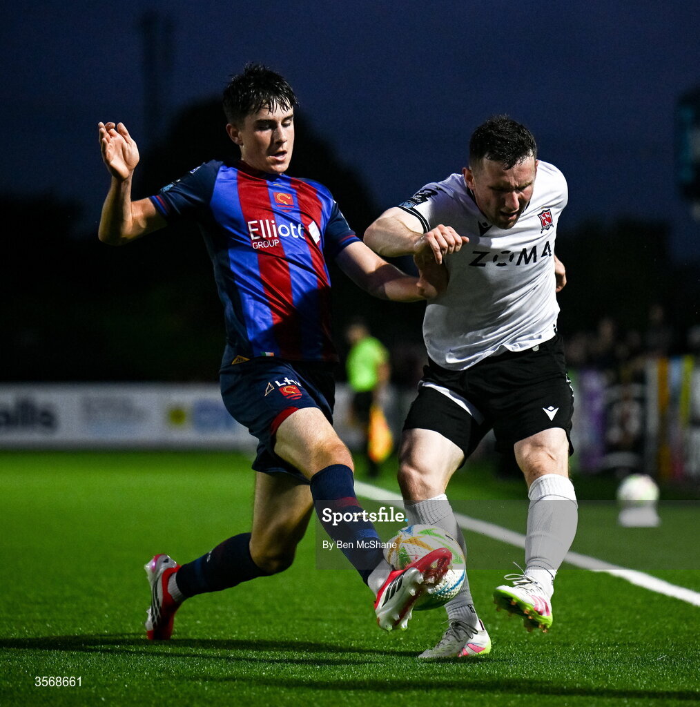 14 September 2026; Bobby Burns of Dundalk in action against Ryan Sheridan of St Patrick's Athletic during the SSE Airtricity Men’s Premier Division match between Dundalk and St Patrick's Athletic at Oriel Park in Dundalk, Louth. Photo by Ben McShane/Sportsfile