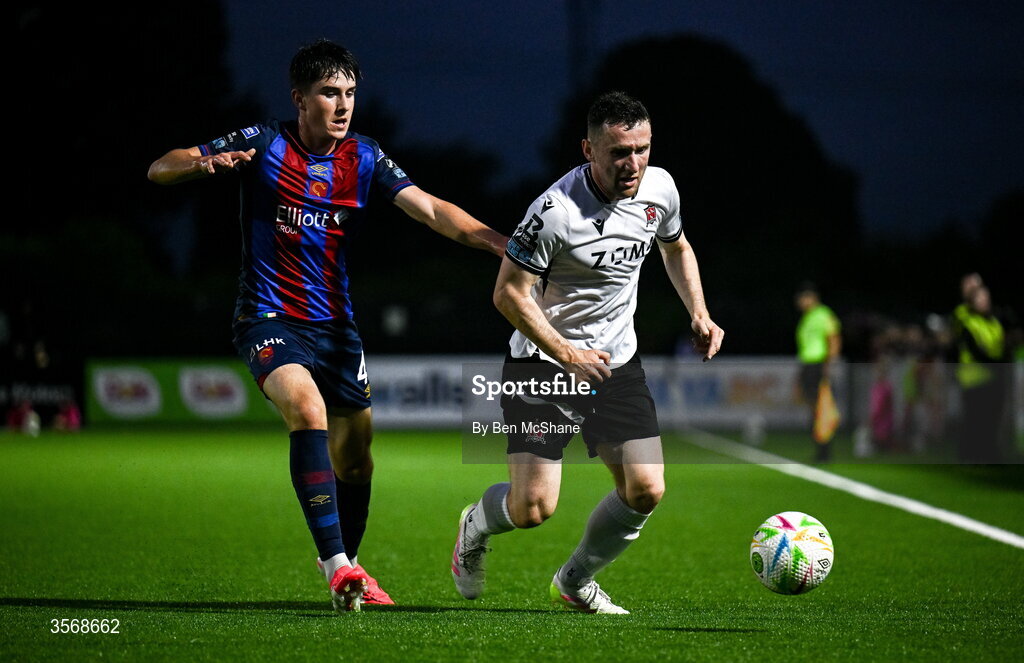 14 September 2026; Bobby Burns of Dundalk in action against Ryan Sheridan of St Patrick's Athletic during the SSE Airtricity Men’s Premier Division match between Dundalk and St Patrick's Athletic at Oriel Park in Dundalk, Louth. Photo by Ben McShane/Sportsfile