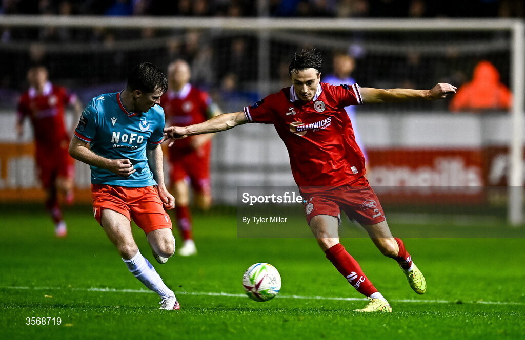 14 September 2026; Daniel Kelly of Shelbourne in action against Conor Kane of Drogheda United during the SSE Airtricity Men’s Premier Division match between Shelbourne and Drogheda United at Tolka Park in Dublin. Photo by Tyler Miller/Sportsfile