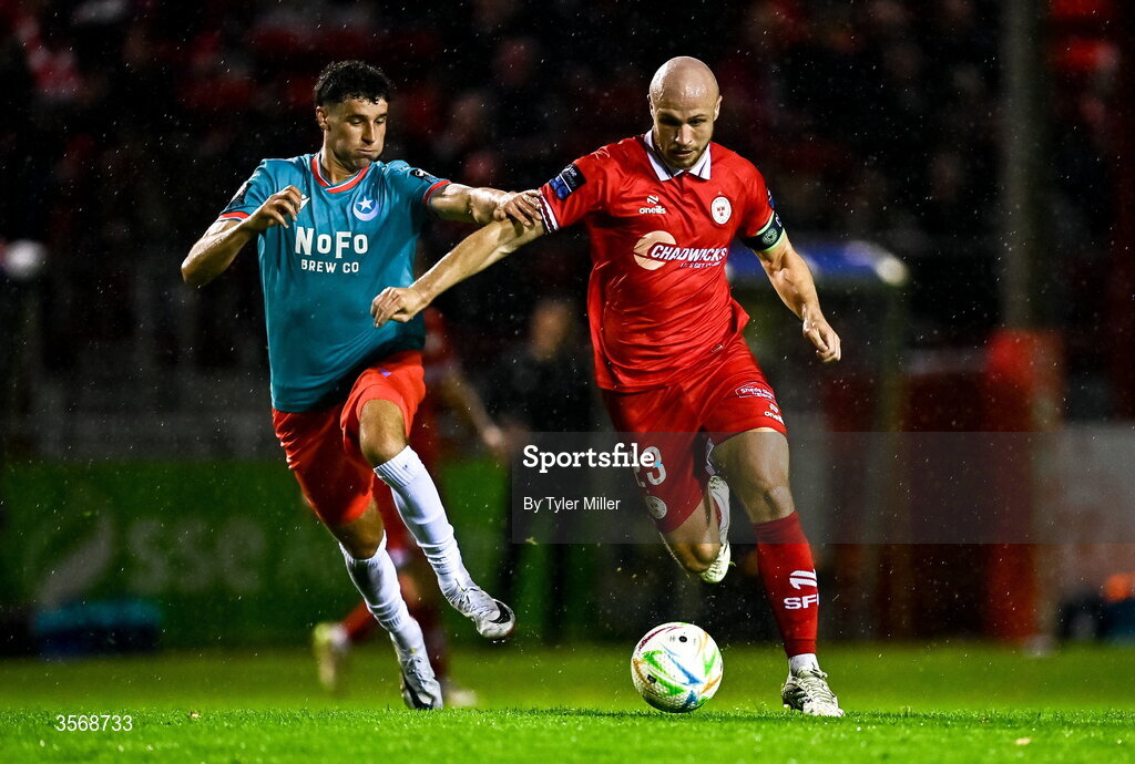 14 September 2026; Kerr McInroy of Shelbourne in action against Ethan O'Brien of Drogheda United during the SSE Airtricity Men’s Premier Division match between Shelbourne and Drogheda United at Tolka Park in Dublin. Photo by Tyler Miller/Sportsfile