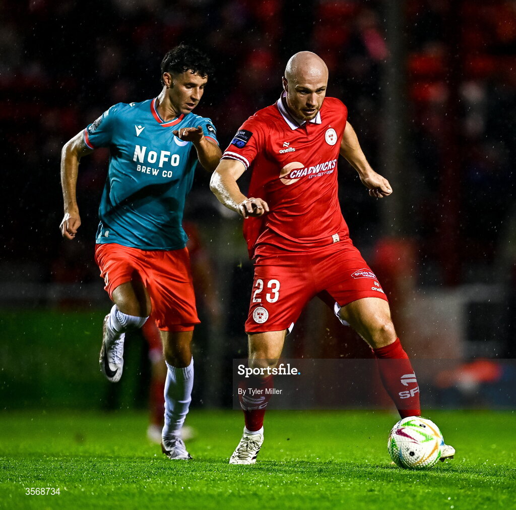 14 September 2026; Kerr McInroy of Shelbourne in action against Ethan O'Brien of Drogheda United during the SSE Airtricity Men’s Premier Division match between Shelbourne and Drogheda United at Tolka Park in Dublin. Photo by Tyler Miller/Sportsfile
