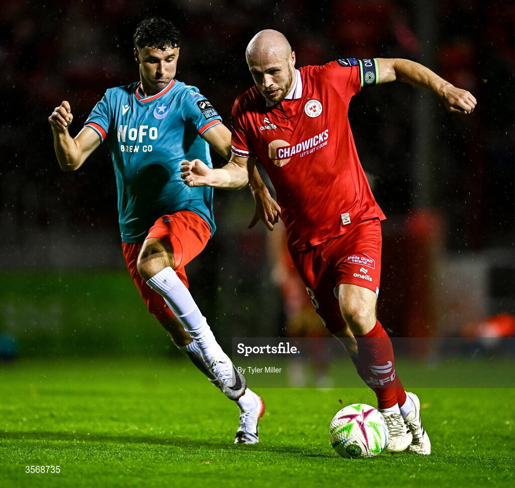 14 September 2026; Kerr McInroy of Shelbourne in action against Ethan O'Brien of Drogheda United during the SSE Airtricity Men’s Premier Division match between Shelbourne and Drogheda United at Tolka Park in Dublin. Photo by Tyler Miller/Sportsfile