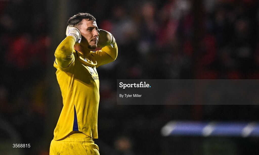 14 September 2026; Drogheda United goalkeeper Luke Dennison celebrates toward Drogheda United supporters during the SSE Airtricity Men’s Premier Division match between Shelbourne and Drogheda United at Tolka Park in Dublin. Photo by Tyler Miller/Sportsfile