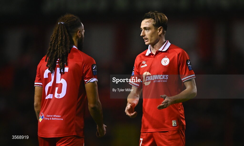 14 September 2026; Daniel Kelly of Shelbourne, right, speaks with teammate Milan Mbeng during the SSE Airtricity Men’s Premier Division match between Shelbourne and Drogheda United at Tolka Park in Dublin. Photo by Tyler Miller/Sportsfile