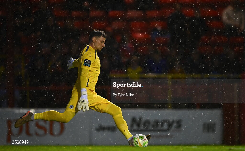 14 September 2026; Drogheda United goalkeeper Luke Dennison during the SSE Airtricity Men’s Premier Division match between Shelbourne and Drogheda United at Tolka Park in Dublin. Photo by Tyler Miller/Sportsfile