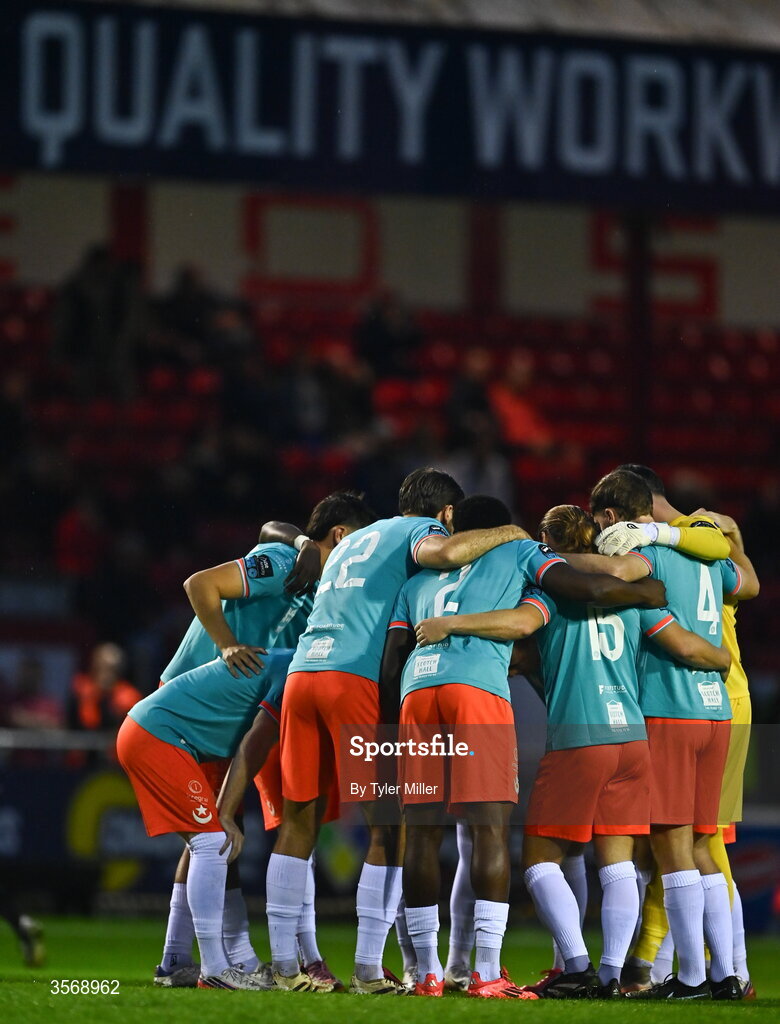14 September 2026; Drogheda United players huddle before the SSE Airtricity Men’s Premier Division match between Shelbourne and Drogheda United at Tolka Park in Dublin. Photo by Tyler Miller/Sportsfile