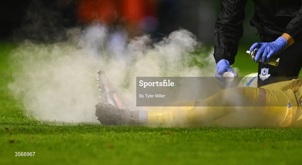 14 September 2026; Drogheda United goalkeeper Luke Dennison is treated for an injury during the SSE Airtricity Men’s Premier Division match between Shelbourne and Drogheda United at Tolka Park in Dublin. Photo by Tyler Miller/Sportsfile