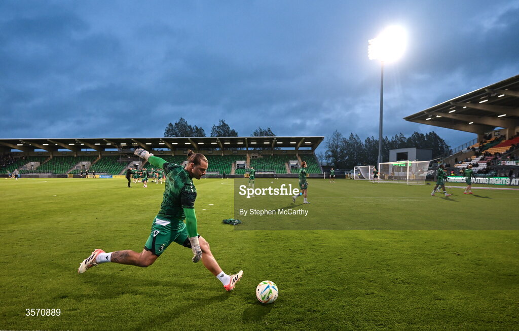 18 September 2026; Shamrock Rovers goalkeeper Lee Stacey warms up before the SSE Airtricity Men’s Premier Division match between Shamrock Rovers and Waterford at Tallaght Stadium in Dublin. Photo by Stephen McCarthy/Sportsfile