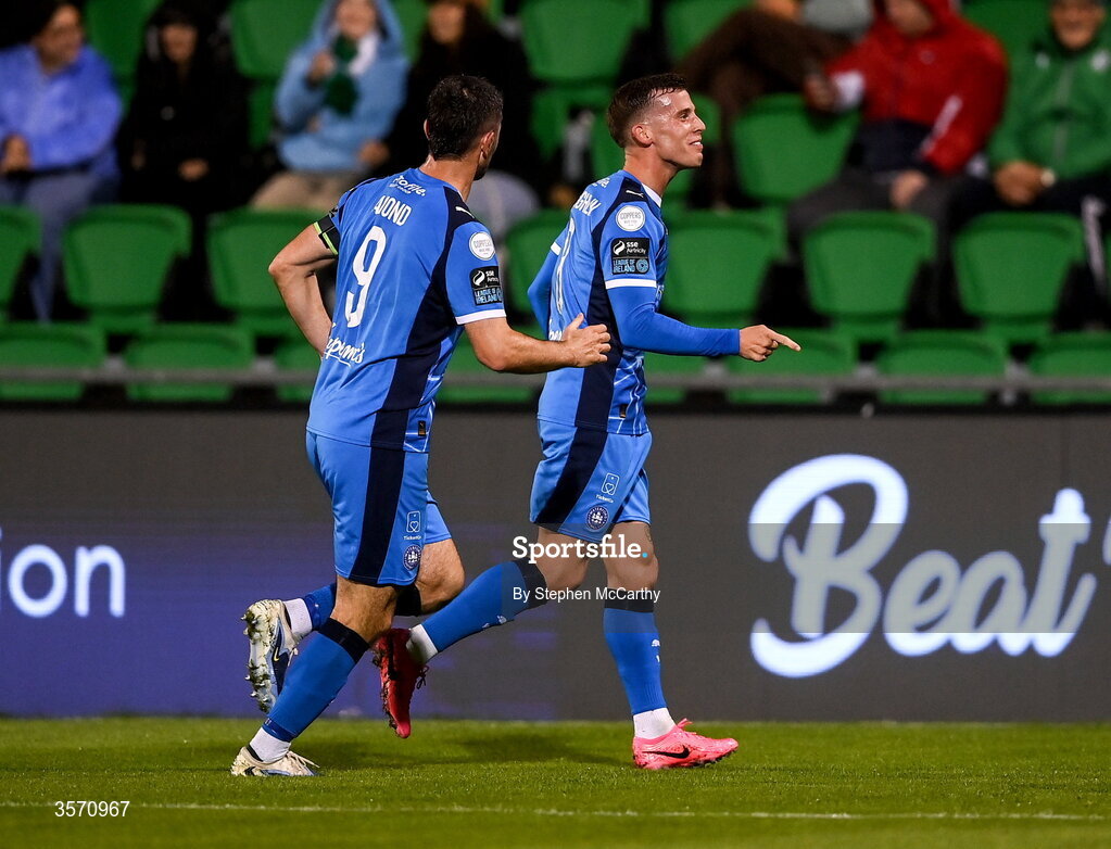 18 September 2026; Evan McLaughlin of Waterford celebrates with Padraig Amond, left, after scoring his side's first goal during the SSE Airtricity Men’s Premier Division match between Shamrock Rovers and Waterford at Tallaght Stadium in Dublin. Photo by Stephen McCarthy/Sportsfile