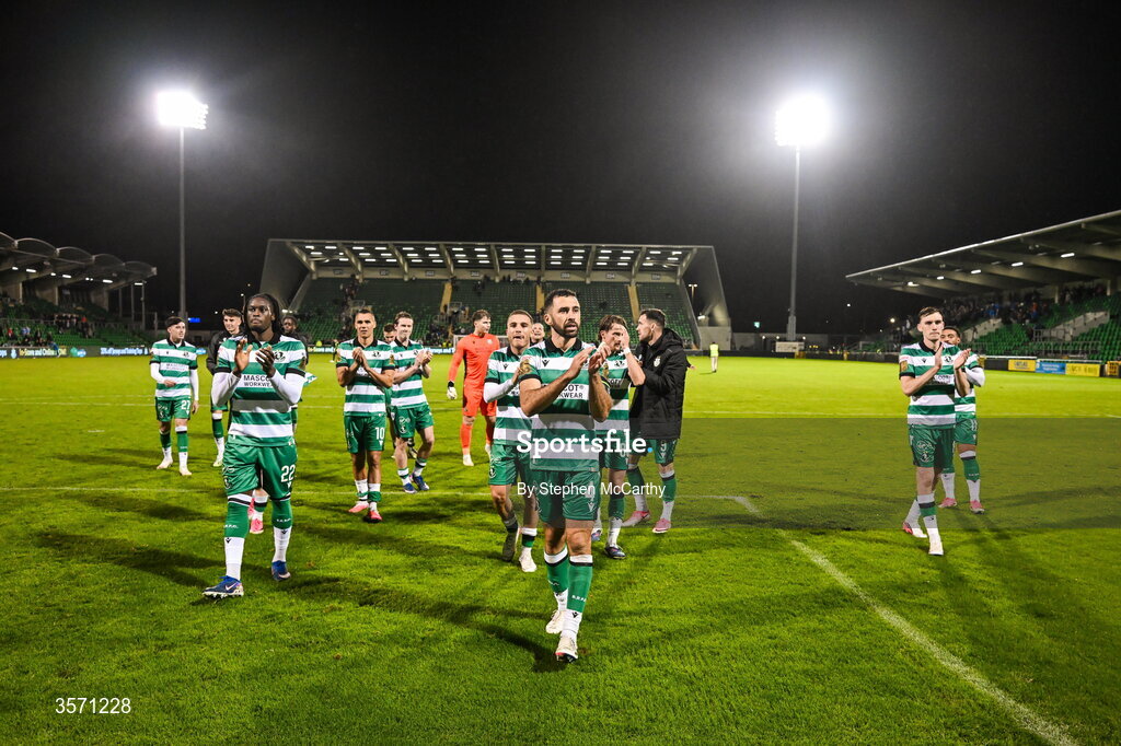 18 September 2026; Shamrock Rovers captain Roberto Lopes and team-mates acknowledges their supporters after the SSE Airtricity Men’s Premier Division match between Shamrock Rovers and Waterford at Tallaght Stadium in Dublin. Photo by Stephen McCarthy/Sportsfile