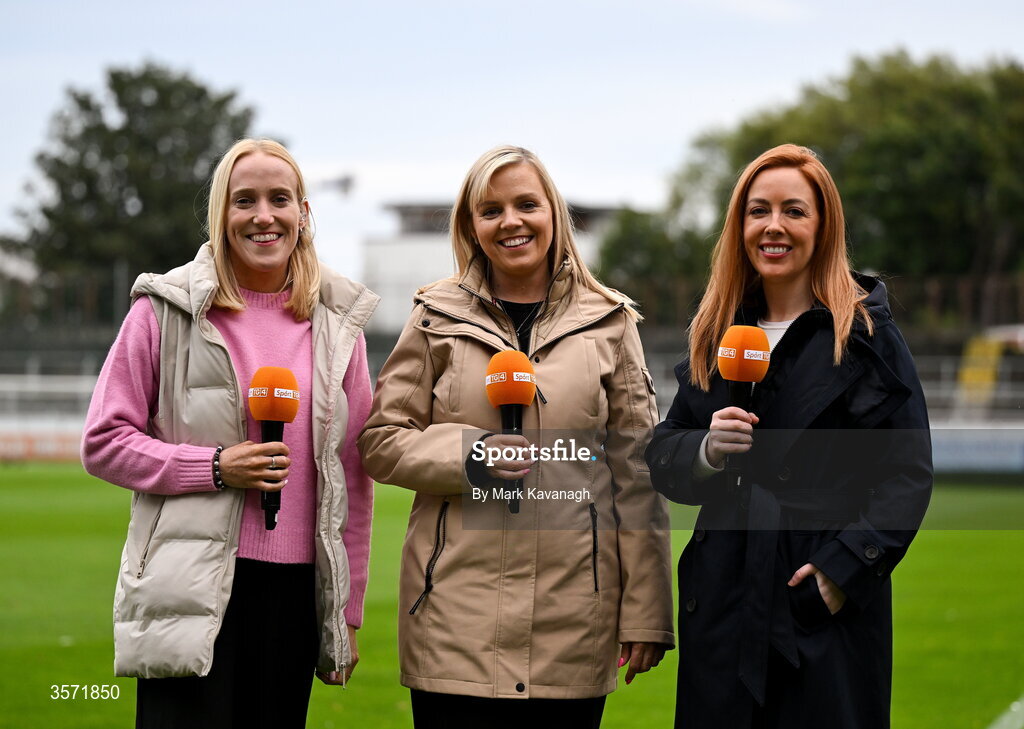 19 September 2026; Spórt TG4 presenters, from left, Méabh De Búrca, Laura O'Donovan and Máire Treasa Ní Cheallaigh before the SSE Airtricity Women's Premier Division match between Shelbourne and Shamrock Rovers at Tolka Park in Drumcondra, Dublin. Photo by Mark Kavanagh/Sportsfile