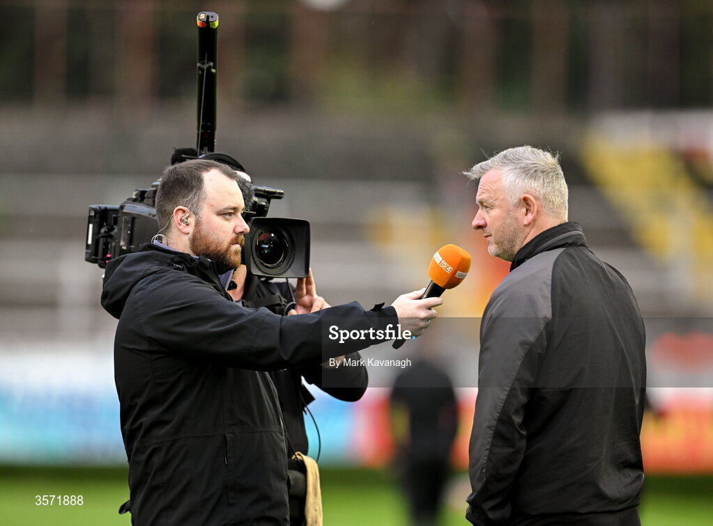 19 September 2026; Spórt TG4 pitchside presenter Aindriú De Paor interviews Shamrock Rovers manager James O'Callaghan before the SSE Airtricity Women's Premier Division match between Shelbourne and Shamrock Rovers at Tolka Park in Drumcondra, Dublin. Photo by Mark Kavanagh/Sportsfile