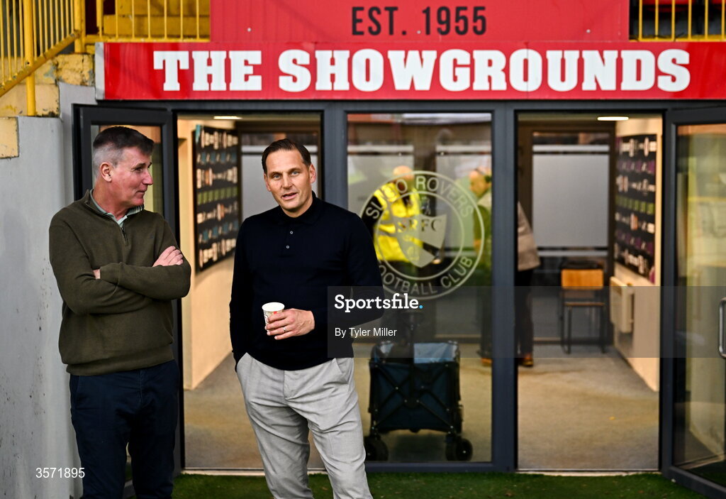 19 September 2026; St Patrick's Athletic manager Stephen Kenny, left, and Sligo Rovers manager Darren Purse before the SSE Airtricity Men’s Premier Division match between Sligo Rovers and St Patrick's Athletic at The Showgrounds in Sligo. Photo by Tyler Miller/Sportsfile