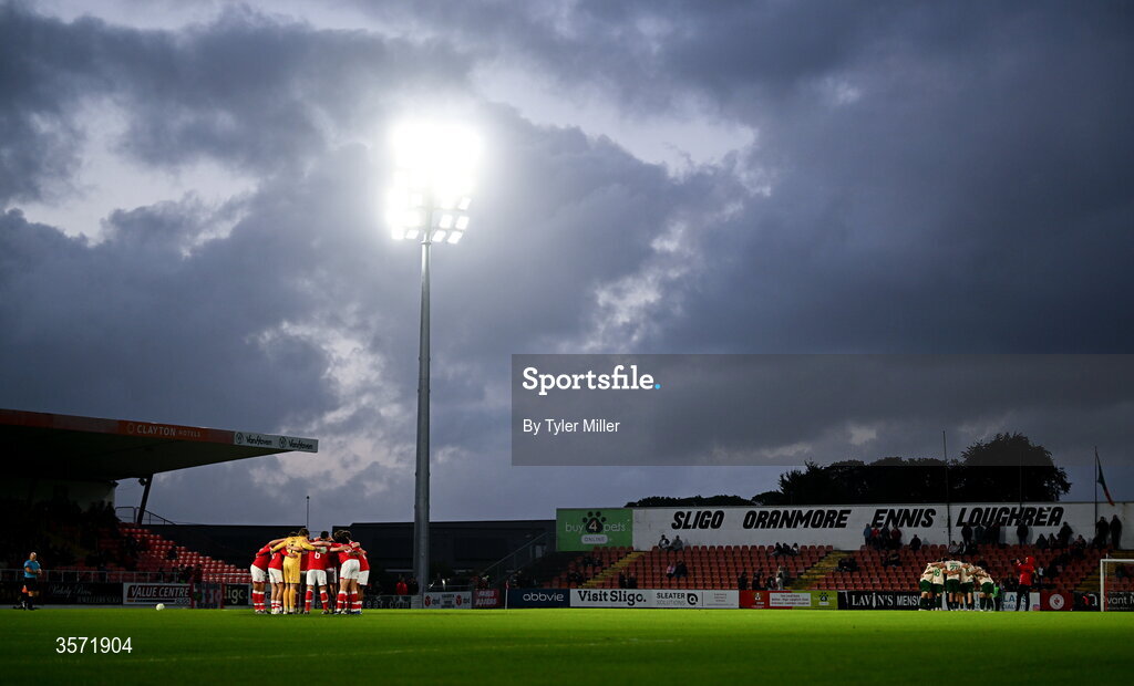 19 September 2026; Players from both sides huddle before the SSE Airtricity Men’s Premier Division match between Sligo Rovers and St Patrick's Athletic at The Showgrounds in Sligo. Photo by Tyler Miller/Sportsfile