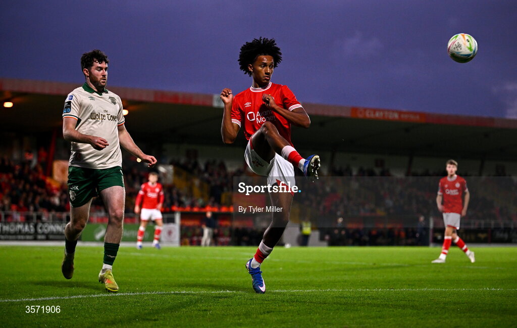 19 September 2026; Aidan Gabbidon of Sligo Rovers in action against Aidan Keena of St Patrick's Athletic during the SSE Airtricity Men’s Premier Division match between Sligo Rovers and St Patrick's Athletic at The Showgrounds in Sligo. Photo by Tyler Miller/Sportsfile