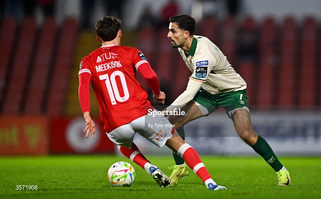 19 September 2026; Zack Elbouzedi of St Patrick's Athletic in action against Archie Meekison of Sligo Rovers during the SSE Airtricity Men’s Premier Division match between Sligo Rovers and St Patrick's Athletic at The Showgrounds in Sligo. Photo by Tyler Miller/Sportsfile