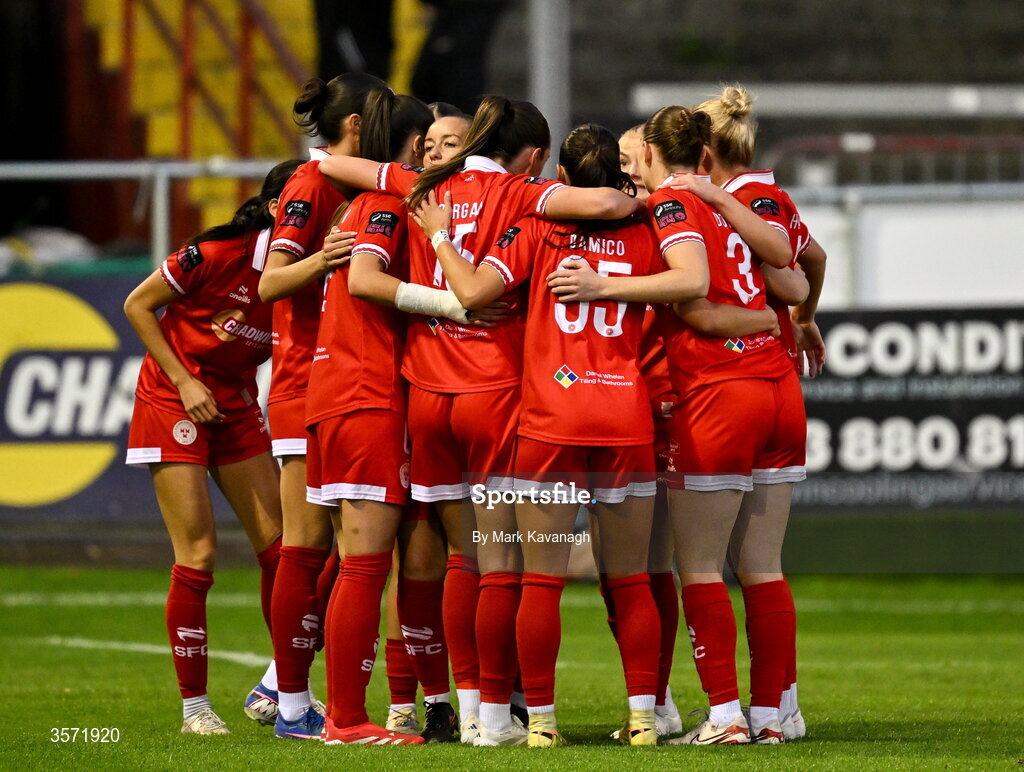 19 September 2026; Alex Kavanagh of Shelbourne celebrates with her teammates after scoring her side's first goal during the SSE Airtricity Women's Premier Division match between Shelbourne and Shamrock Rovers at Tolka Park in Drumcondra, Dublin. Photo by Mark Kavanagh/Sportsfile