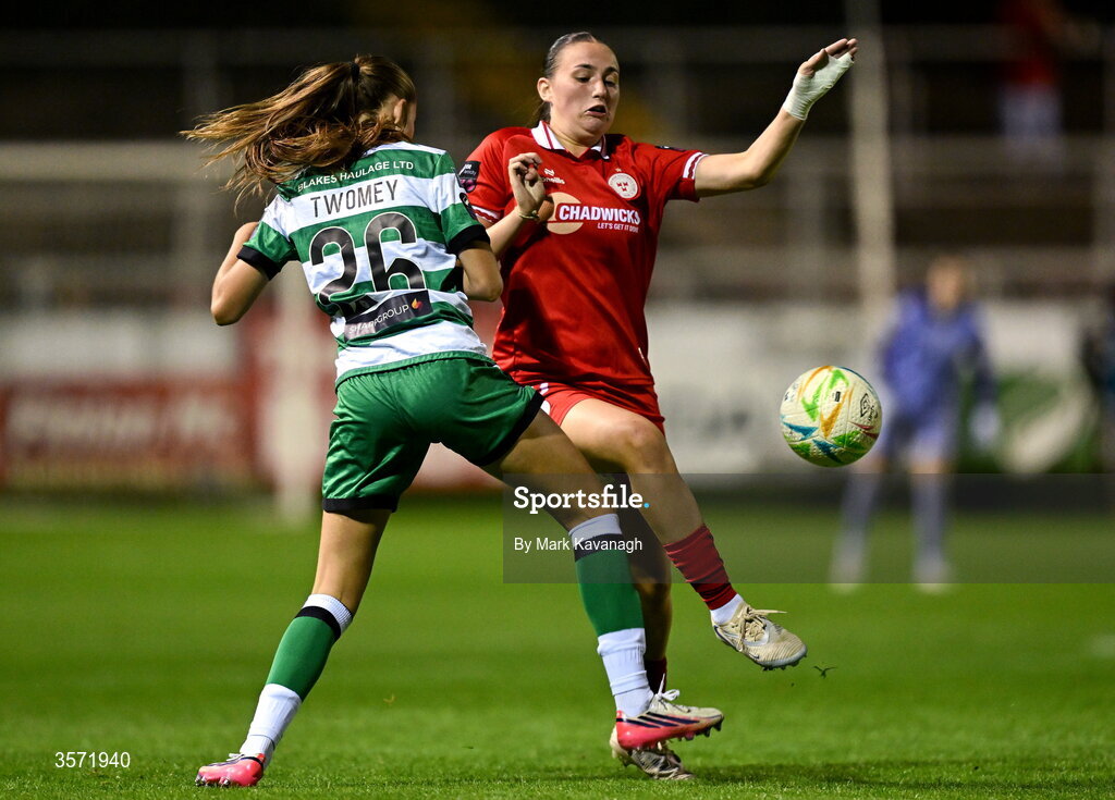 19 September 2026; Halle Harcourt of Shelbourne in action against Hailey Twomey of Shamrock Ropvers during the SSE Airtricity Women's Premier Division match between Shelbourne and Shamrock Rovers at Tolka Park in Drumcondra, Dublin. Photo by Mark Kavanagh/Sportsfile