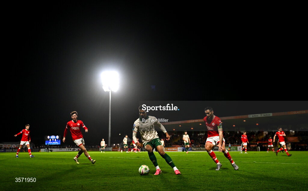 19 September 2026; Anthony Olusanya of St Patrick's Athletic in action against Sean Stewart, left, and Carl McHugh of Sligo Rovers during the SSE Airtricity Men’s Premier Division match between Sligo Rovers and St Patrick's Athletic at The Showgrounds in Sligo. Photo by Tyler Miller/Sportsfile