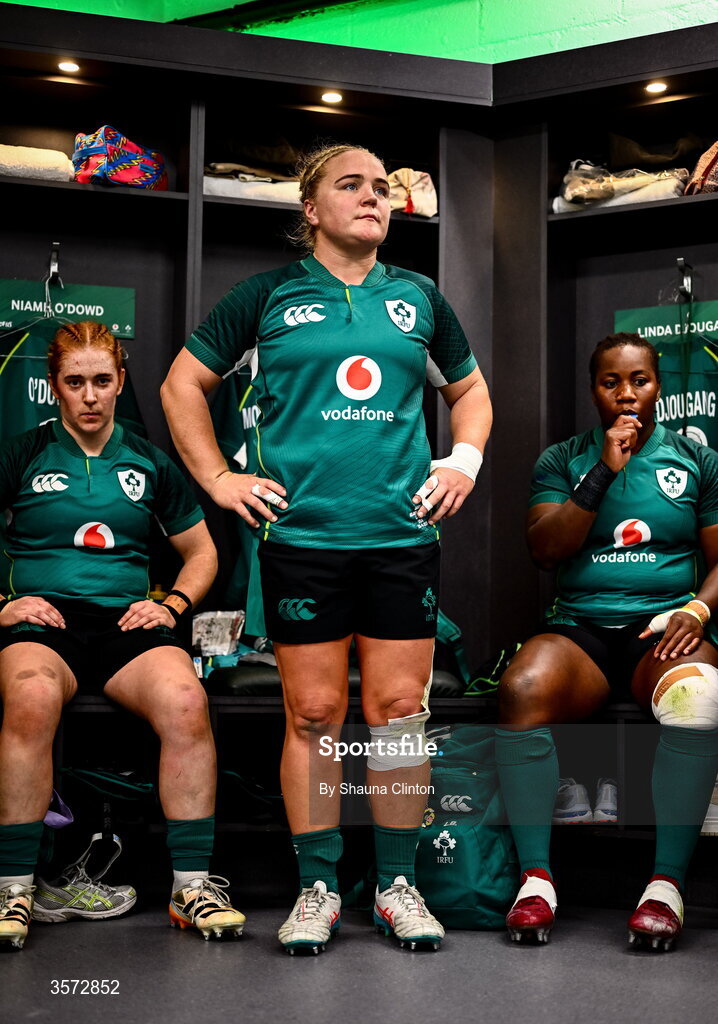 20 September 2026; Cliodhna Moloney-MacDonald of Ireland, centre, and team-mates in the dressing-room in the final moments before the kick-off of the WXV Global Series match between Ireland and USA at Tallaght Stadium in Dublin. Photo by Shauna Clinton/Sportsfile