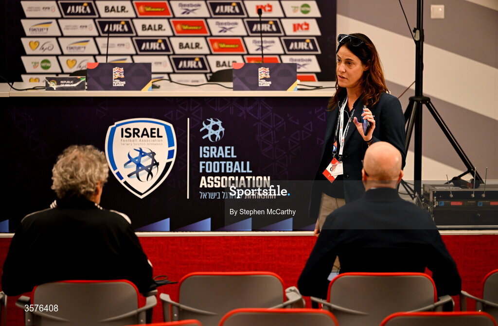 26 September 2026; A UEFA official announces to the assembled media that the Republic of Ireland matchday -1 press conference is postponed until after their training session at Nagyerdei Stadion in Debrecen, Hungary. Photo by Stephen McCarthy/Sportsfile