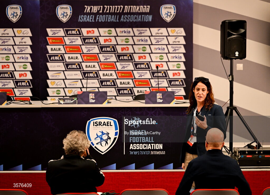 26 September 2026; A UEFA official announces to the assembled media that the Republic of Ireland matchday -1 press conference is postponed until after their training session at Nagyerdei Stadion in Debrecen, Hungary. Photo by Stephen McCarthy/Sportsfile