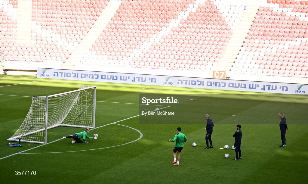 26 September 2026; Head coach Heimir Hallgrimsson, right, keeps watch in the company of, from second from right, strength and conditioning coach Pepe Lázaro Ramírez, goalkeeping coach Gudmundur Hreidarsson and goalkeeper Max O'Leary as goalkeeper Caoimhín Kelleher, left, warms-up during the Republic of Ireland training session at Nagyerdei Stadion in Debrecen, Hungary. Photo by Ben McShane/Sportsfile