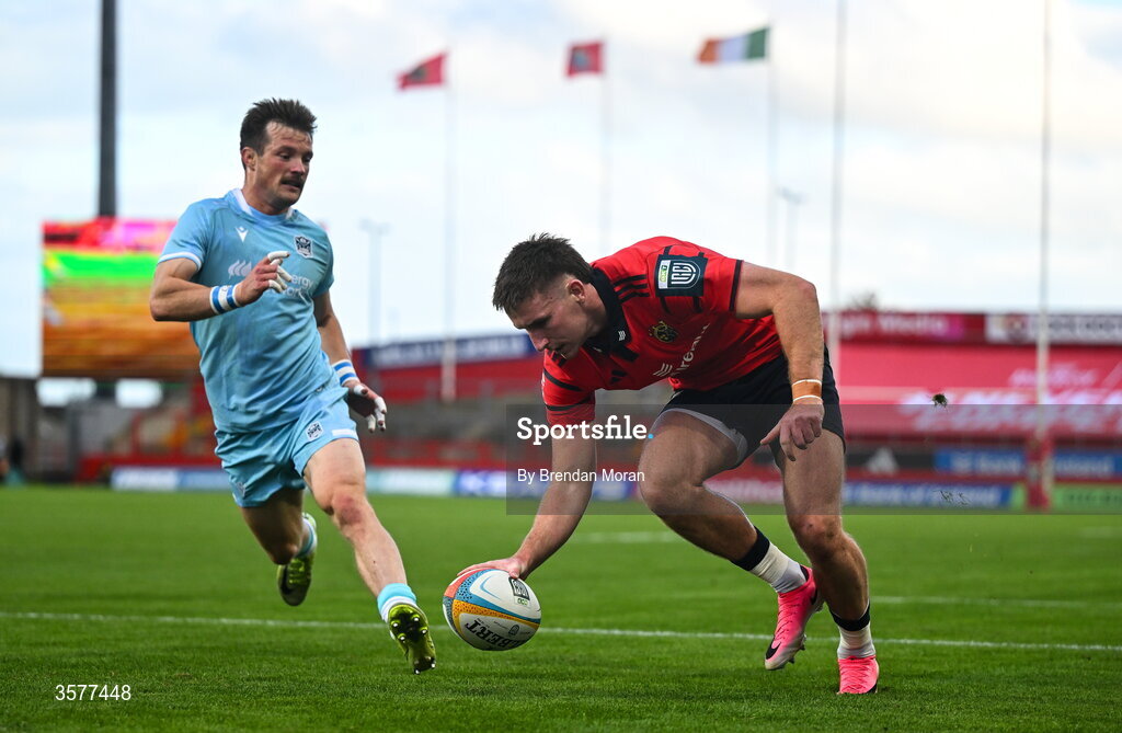 26 September 2026; Ben O’Connor of Munster scores his side's first try during the United Rugby Championship match between Munster and Glasgow Warriors at Thomond Park in Limerick. Photo by Brendan Moran/Sportsfile