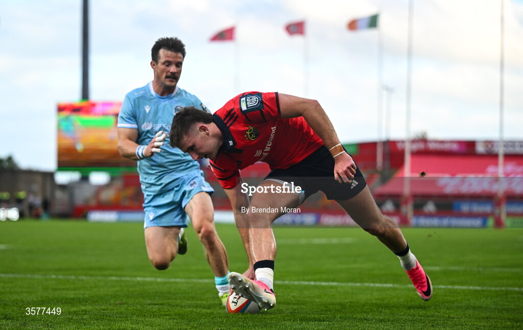 26 September 2026; Ben O’Connor of Munster scores his side's first try during the United Rugby Championship match between Munster and Glasgow Warriors at Thomond Park in Limerick. Photo by Brendan Moran/Sportsfile