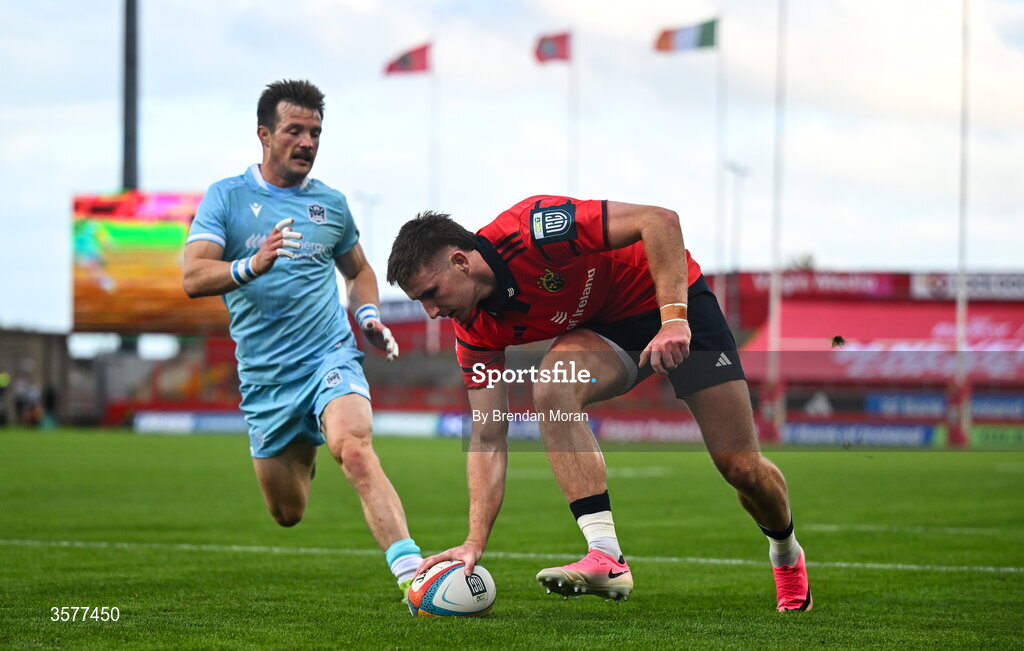 26 September 2026; Ben O’Connor of Munster scores his side's first try during the United Rugby Championship match between Munster and Glasgow Warriors at Thomond Park in Limerick. Photo by Brendan Moran/Sportsfile